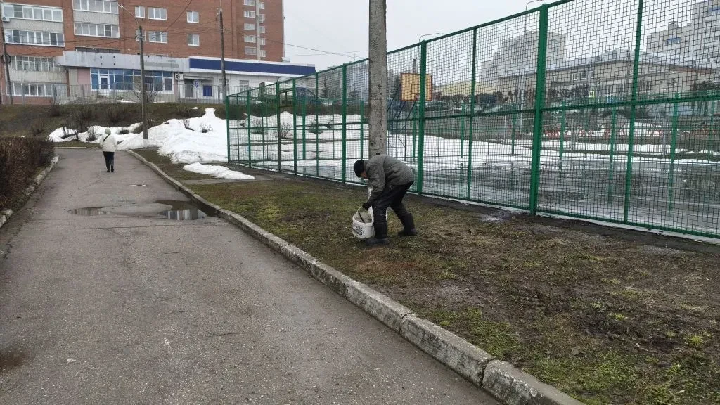 Ежедневная уборка территории школы является неотъемлемой частью поддержания благоприятн...