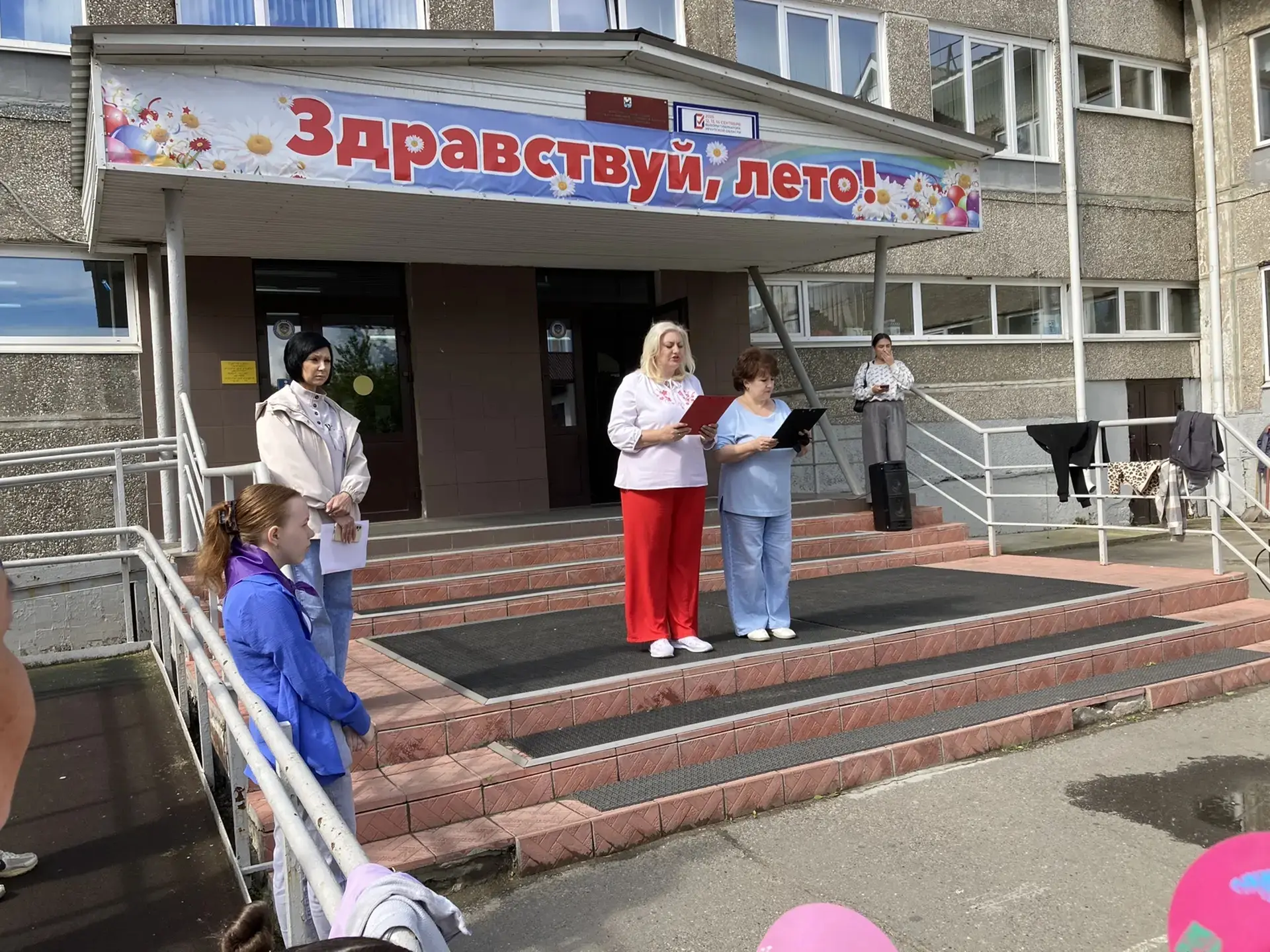 Сегодня в нашем школьном лагере прошла линейка, посвященная Дню памяти и скорби.
Все участники присо