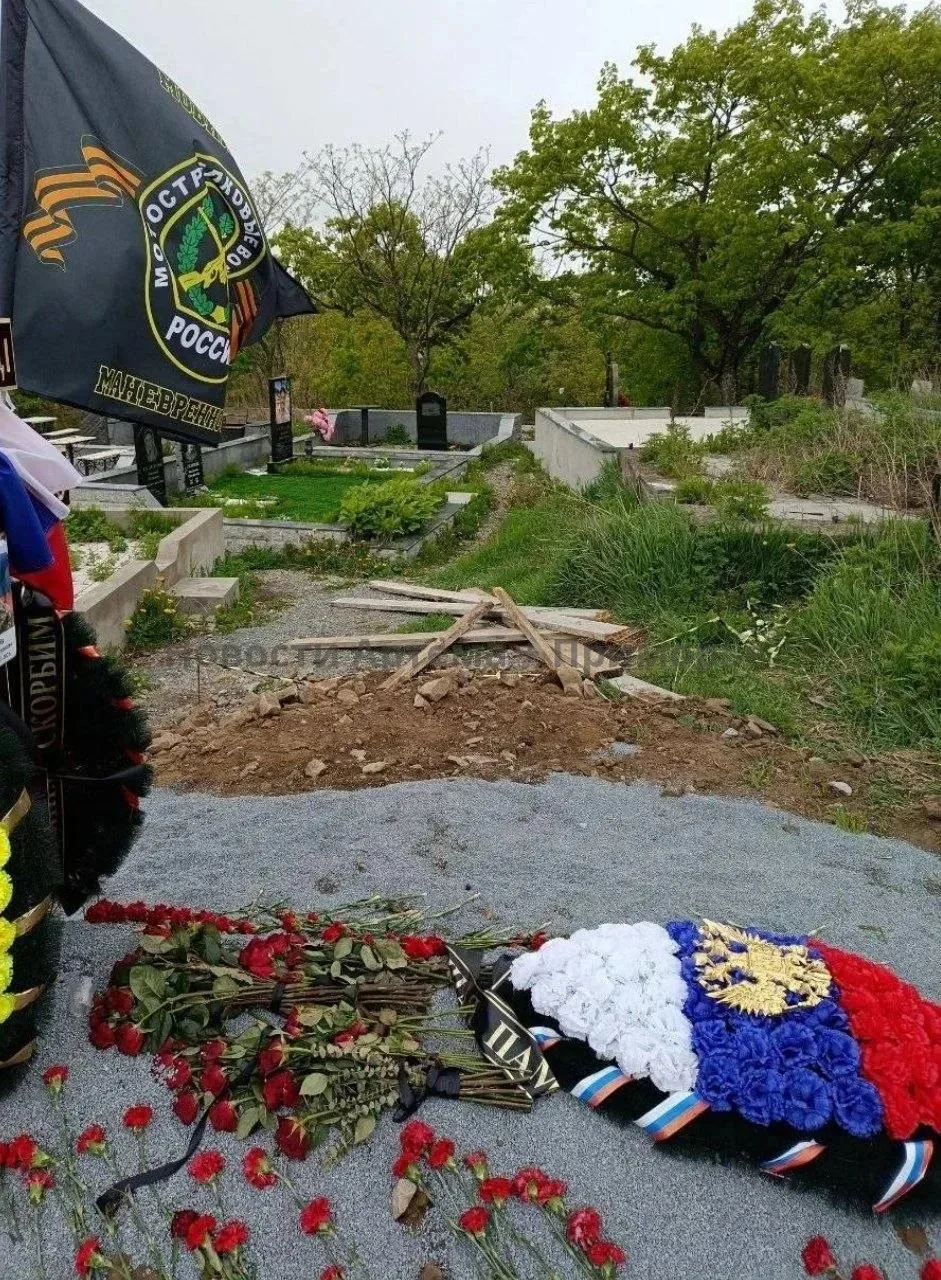 На Морском кладбище во Владивостоке начали хоронить людей прямо на тропинка.   Жители Владивостока ж