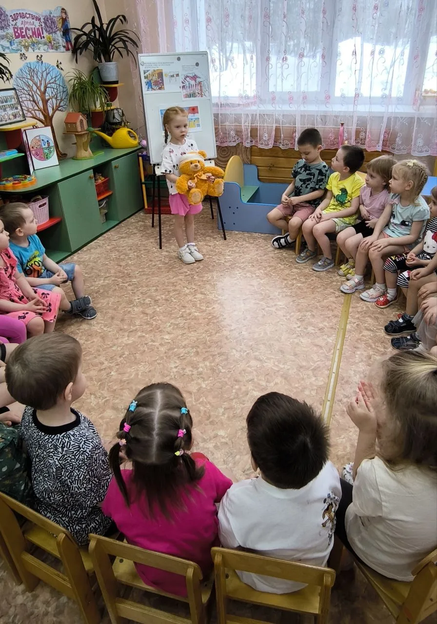 ☀Наступила весна, пригревает солнышко, снег на крыше подтаивает, сосульки становятся тя...