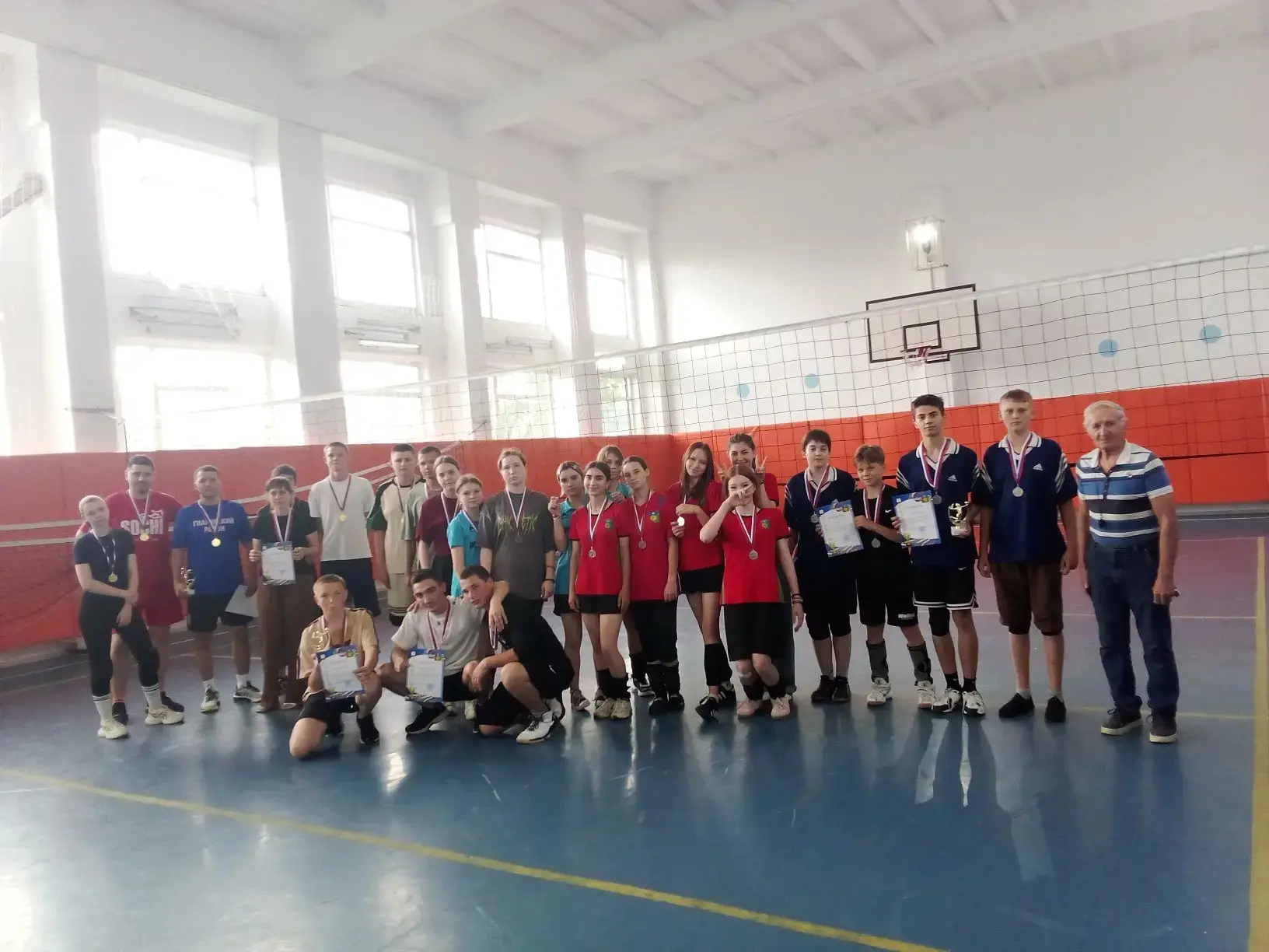 ✨Сегодня в стенах МБОУ СОШ № 10 состоялись волейбольные соревнования, посвящённые Дню России. 🇷🇺
М