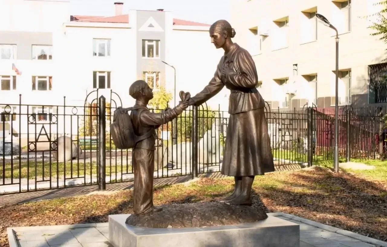 🎉 «Сердце отдаю детям»: памятник учителю открыли в Биробиджане
