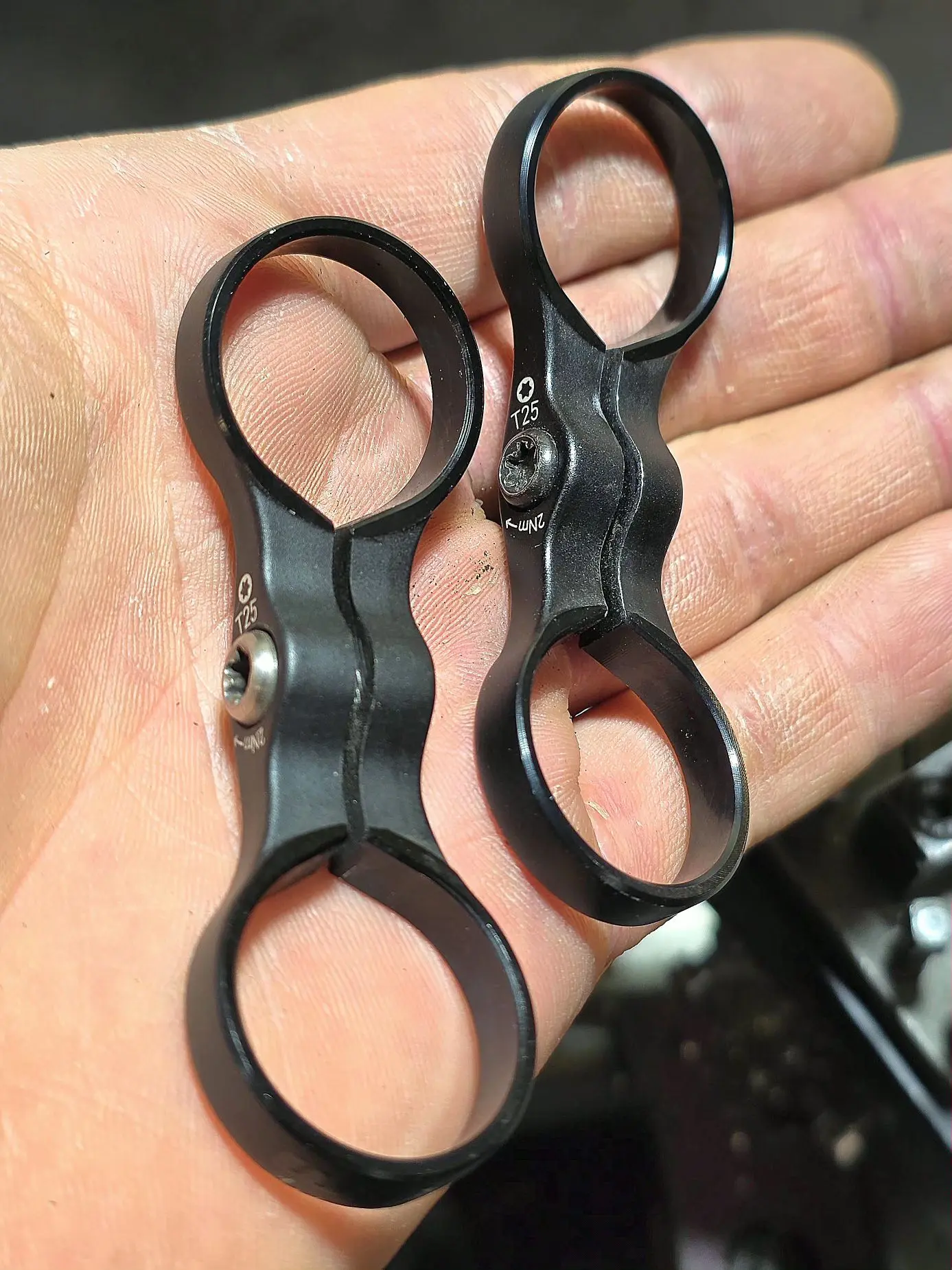 Есть такая штуковина, называется SRAM POD Ultimate, пришла на замену манеткам дроппера ...