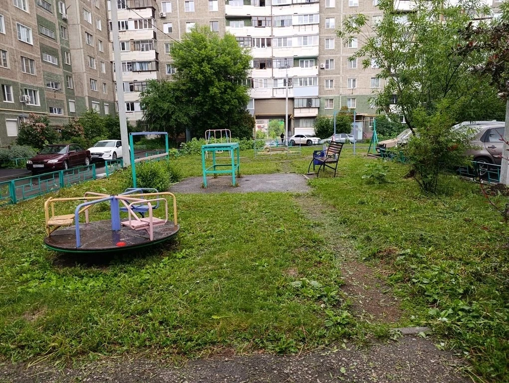 Наши будни. Покос травы 

Продолжаем рассказывать вам о наших буднях.
Сотрудники управляющей компани