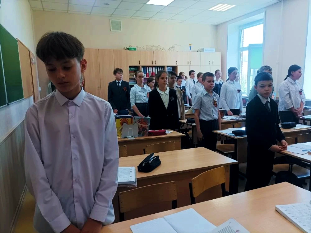🕯️ Мы вспомнили. Мы не забыли.  Сегодня в полдень в Лицее прошла Минута молчания. Встали, склонили г