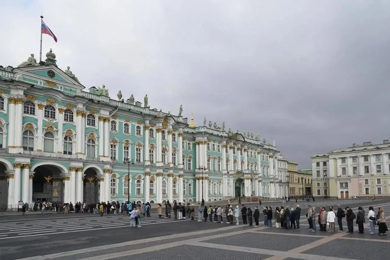 Большая очередь собралась у Эрмитажа.