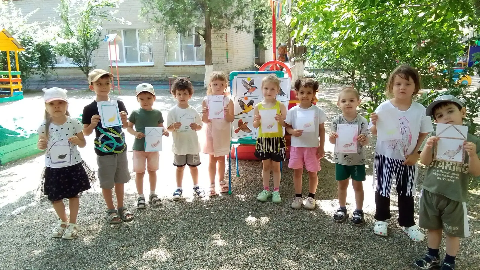 23 июля в средней группе прошёл тематический день-" День птиц".В этот день ребята узнали много интер