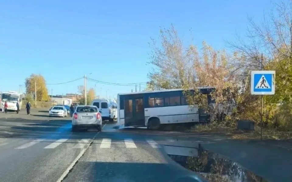 В Бийске водитель погиб под колесами автобуса при его ремонте