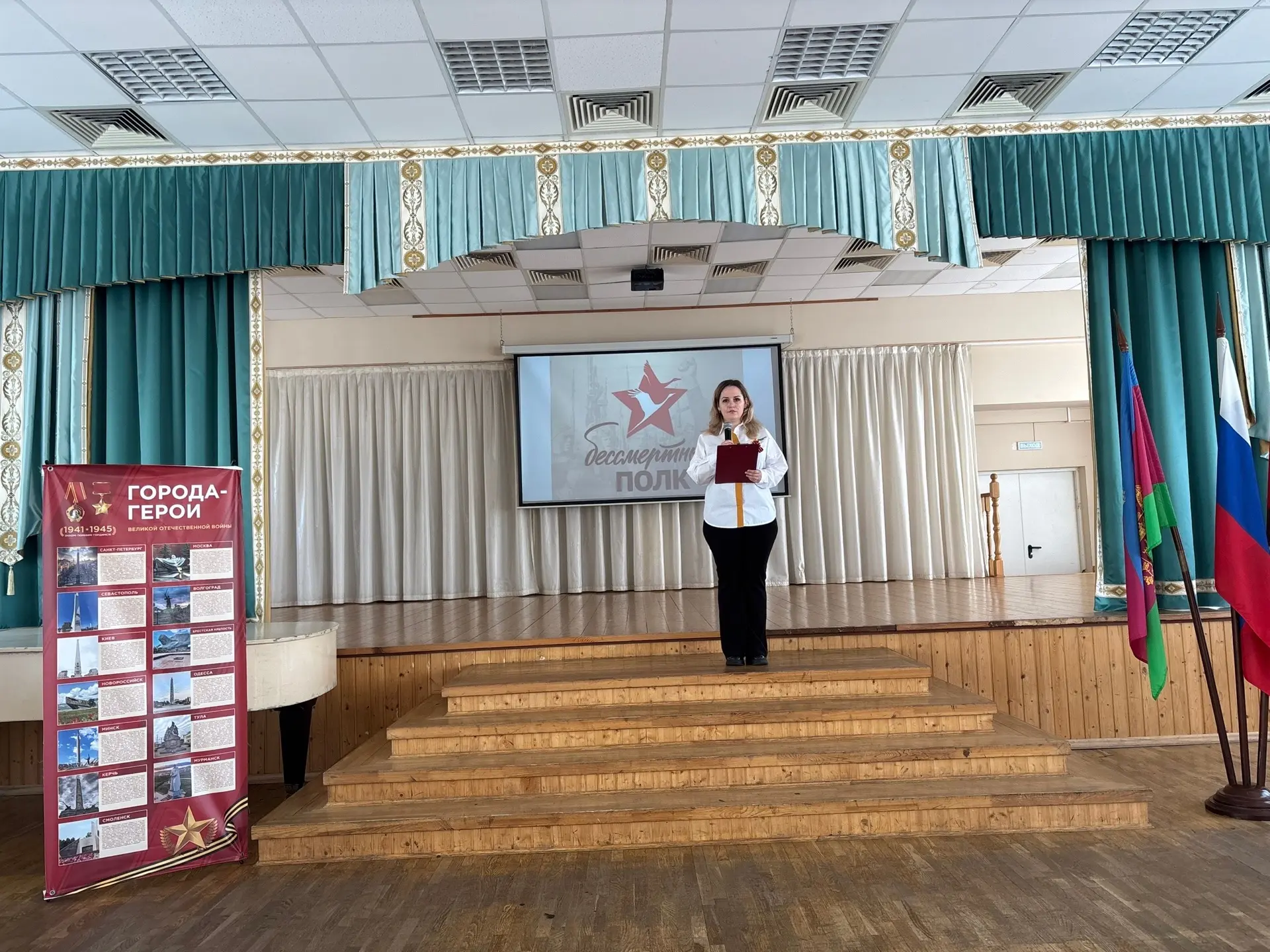 🎖️В нашей школе прошла торжественная линейка, посвящённая Дню Победы и Бессмертному полку.   Утро на