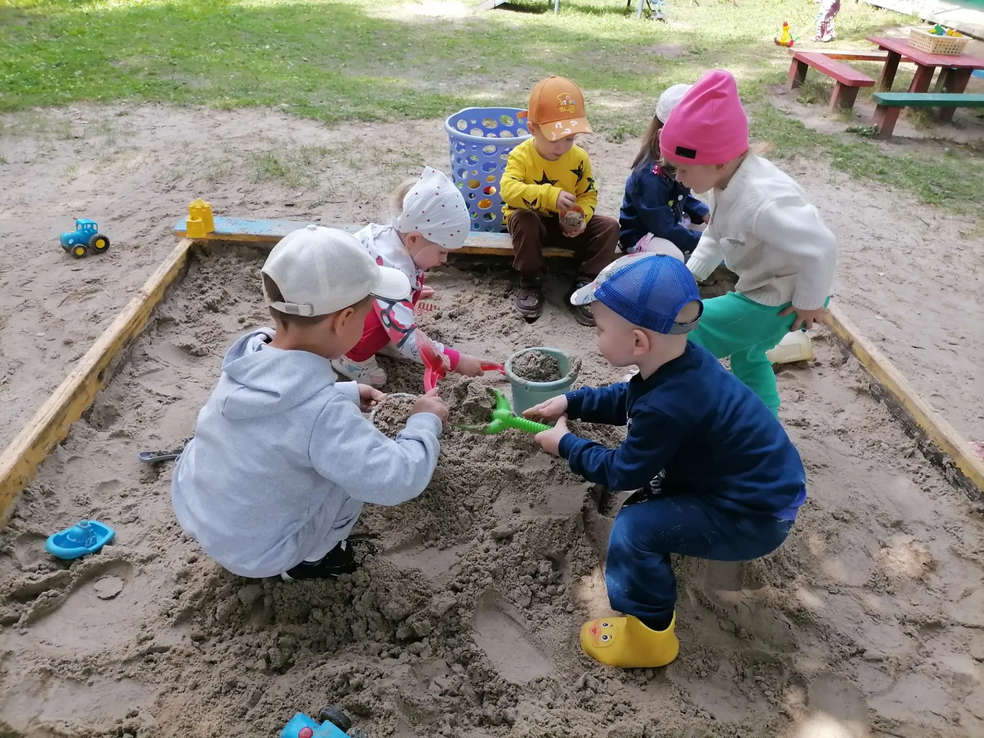 ☀️ Сегодня на прогулке в песочнице рождались маленькие чудеса. Наши малыши с такой серьёзностью лепи