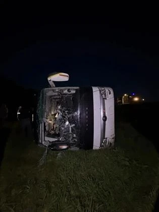 В Татарстане перевернулся автобус, следовавший из Самары в Набережные Челны, есть постр...