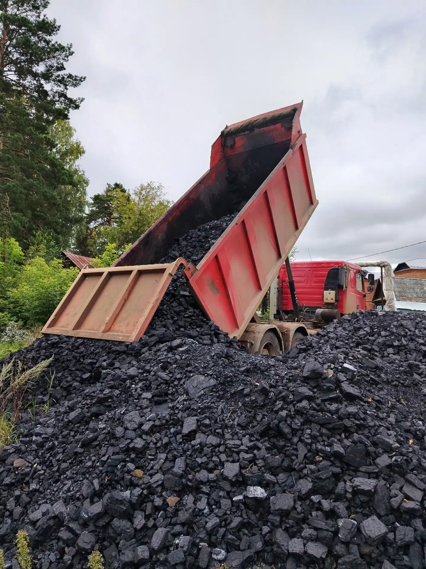 В рамках исполнения контракта началась поставка угля в школу-интернат.