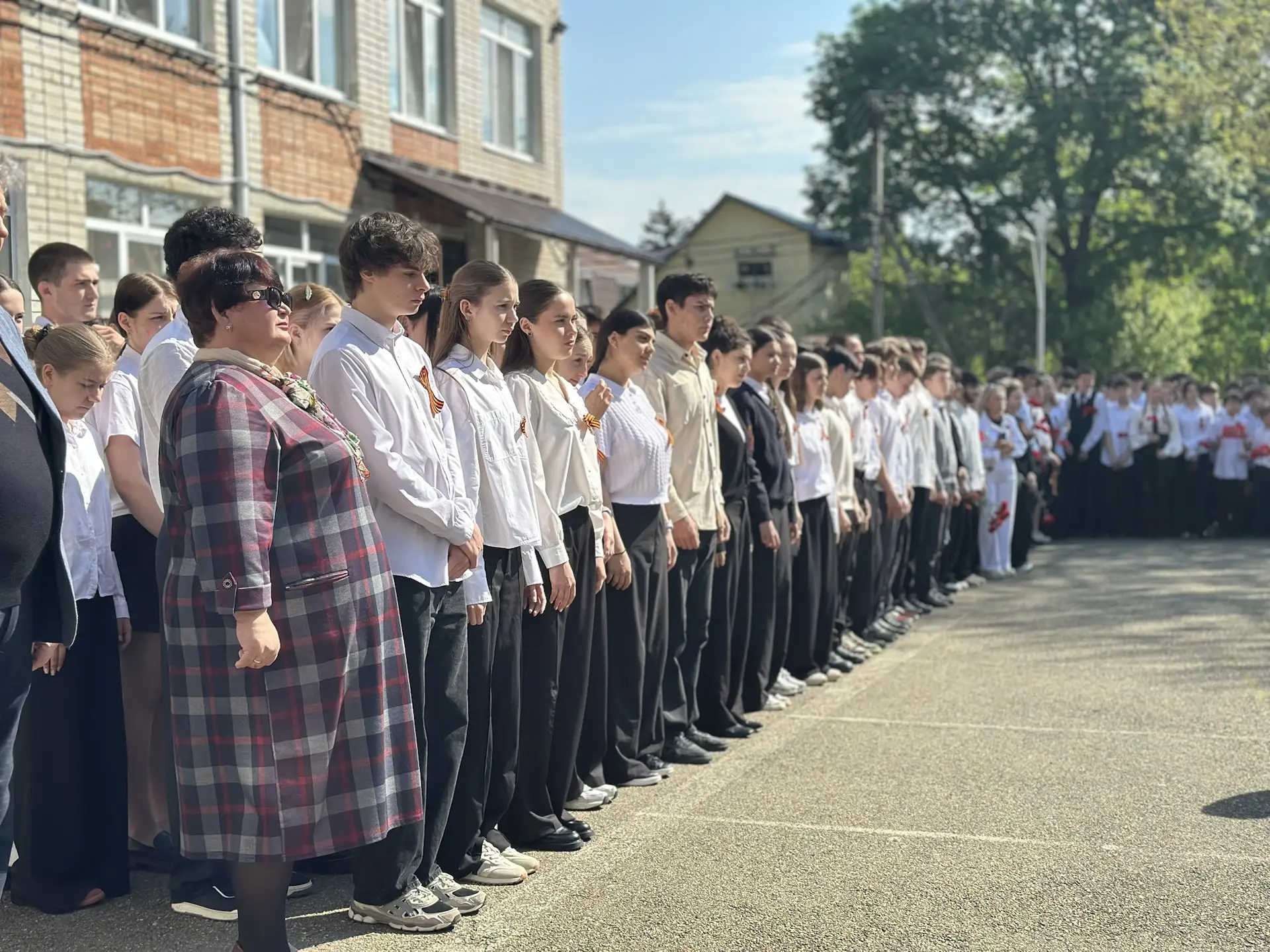 Сегодня, 8 мая 2026 года в нашей школе прошла традиционная линейка, посвящённая Дню Победы. На линей