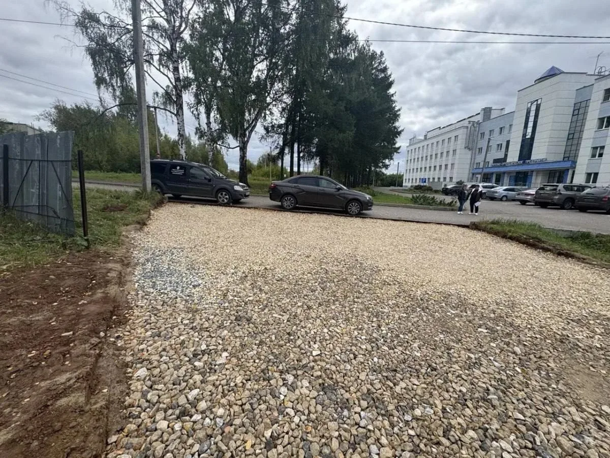 «Здесь инвалиды ездят, а он с грузовиком навстречу»: в Кирове спорят из-за нового выезда