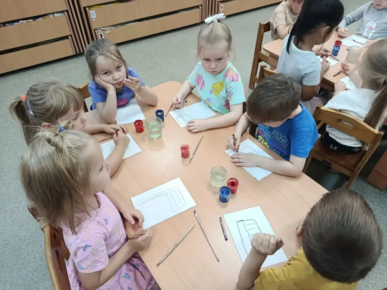 Группа Капельки готовится отмечать День флага.