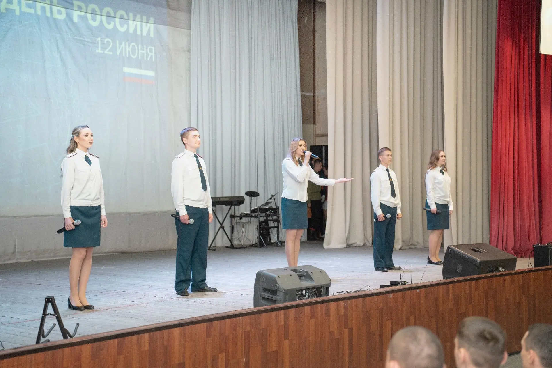 В институте состоялся праздничный концерт, посвященный Дню России🇷🇺 
11 июня в культурном центре и
