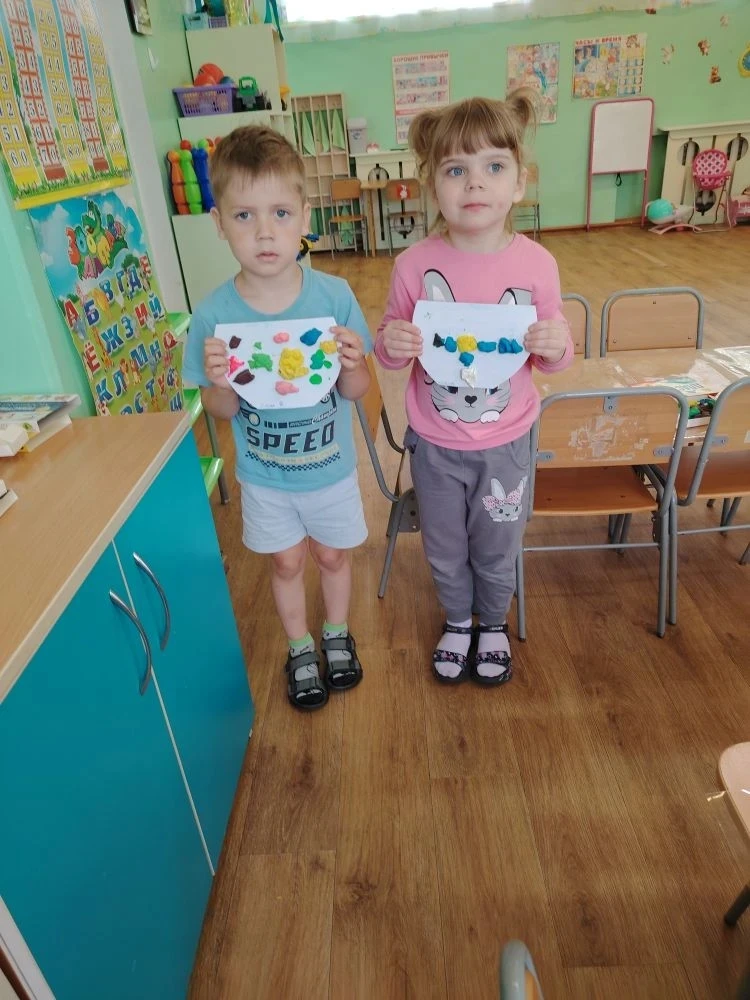 Сегодня на занятии, дети второй младшей группы 8, делали методом пластилинография рыбку...