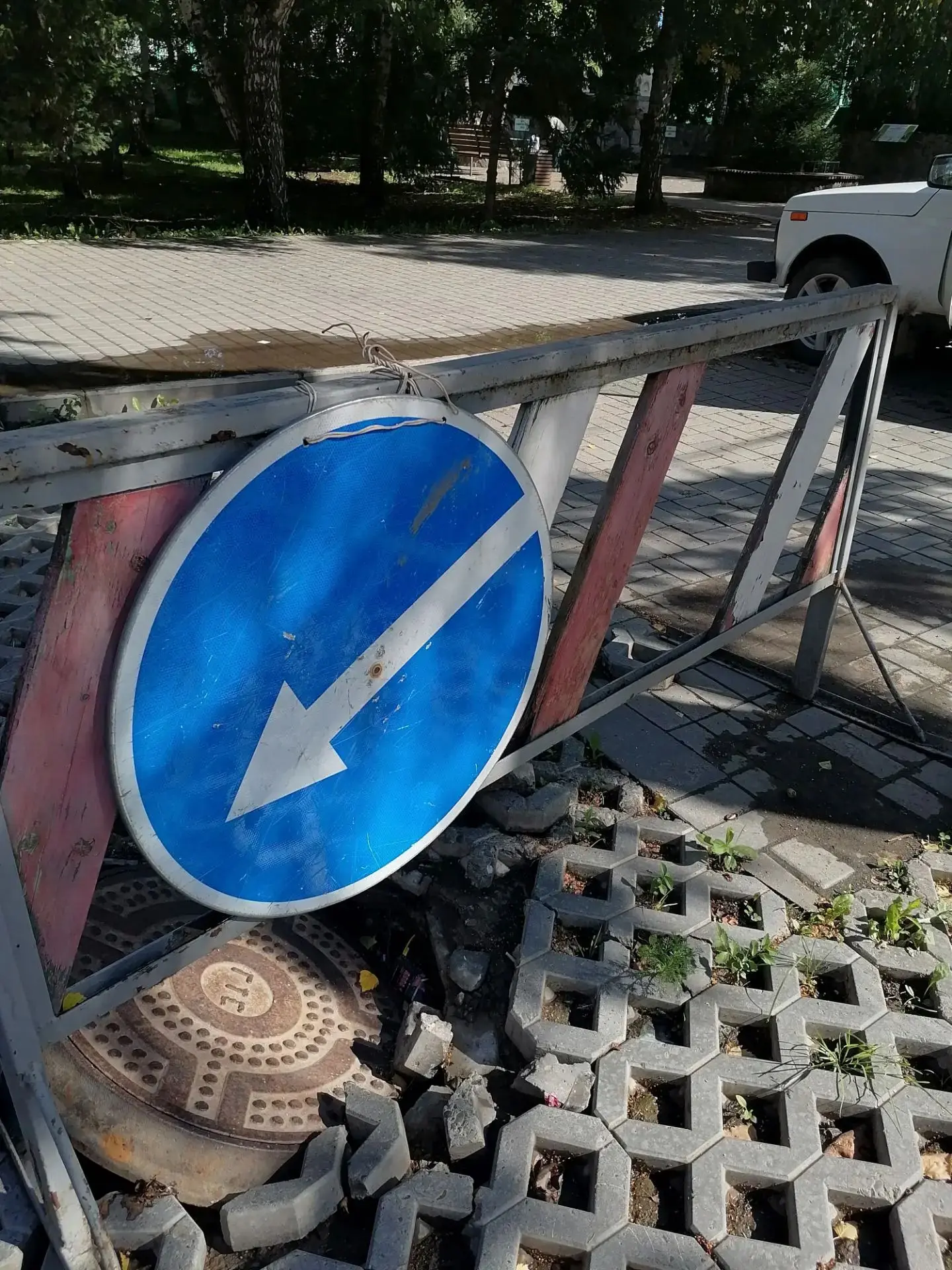 Горно-Алтайск, родник стоянка, уже почти месяц стоит знак, никакого ремонта. Неудобно!