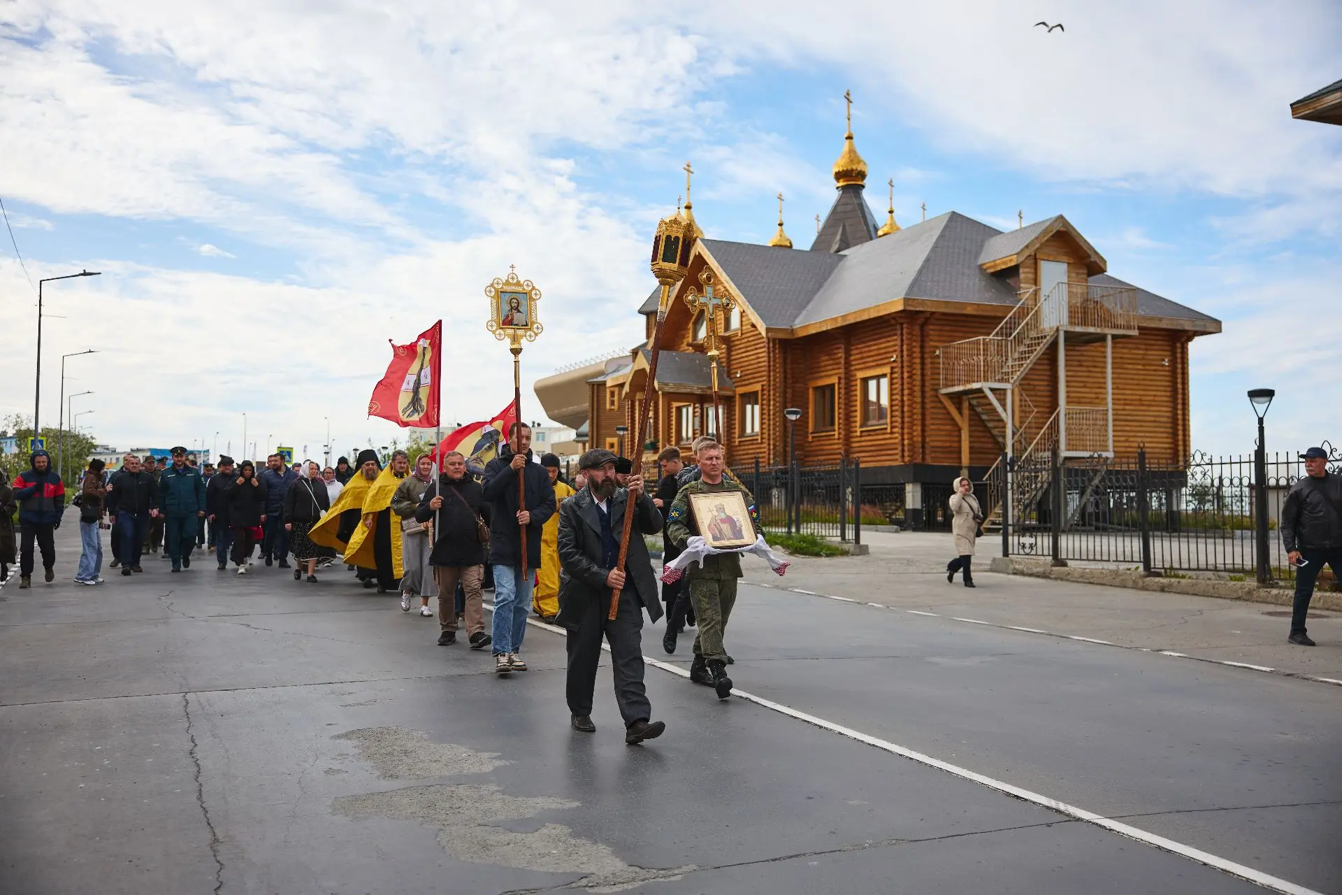 Горожане прошли крестным ходом в честь Дня Крещения Руси

С молитвой и пением стройная колонна крест