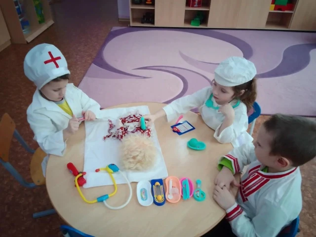 Для детей среднего дошкольного возраста знакомство с профессиями – важный этап социальн...
