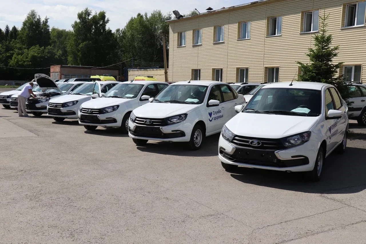 Передали медицинским учреждениям региона семь новых легковых автомобилей.