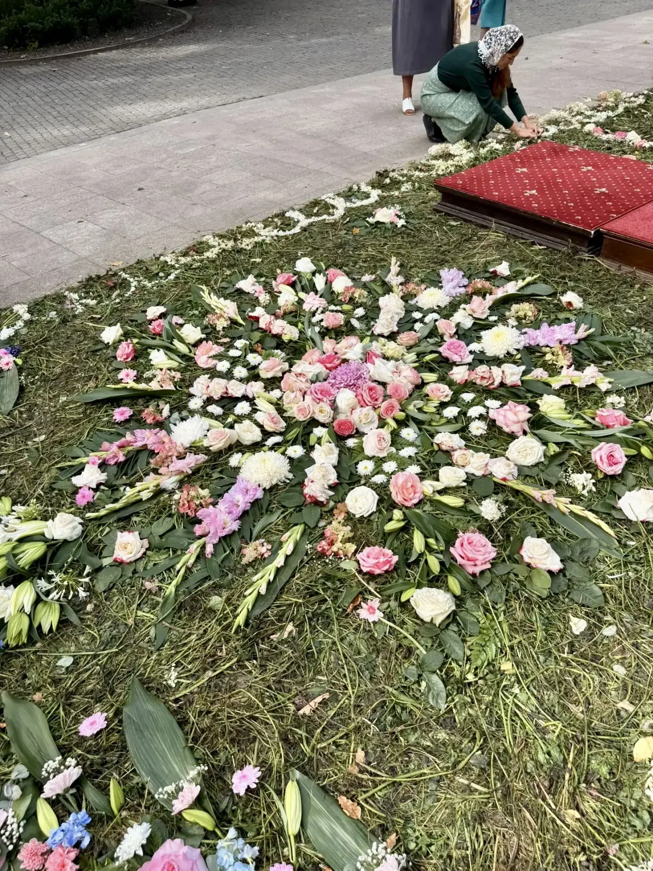 Вот и еще одна украшенная дорожка. Сегодня по ней пронесут Плащаницу Божией Матери.