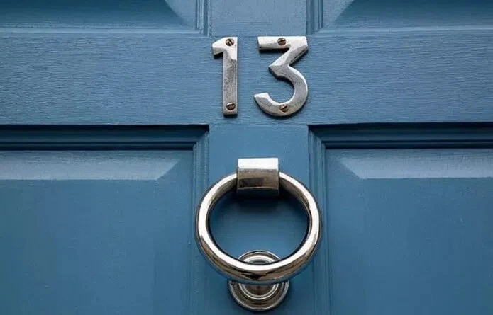 Я живу в 13-й квартире. В ней часто происходит что-то странное. К примеру, могут пропасть какие-то в