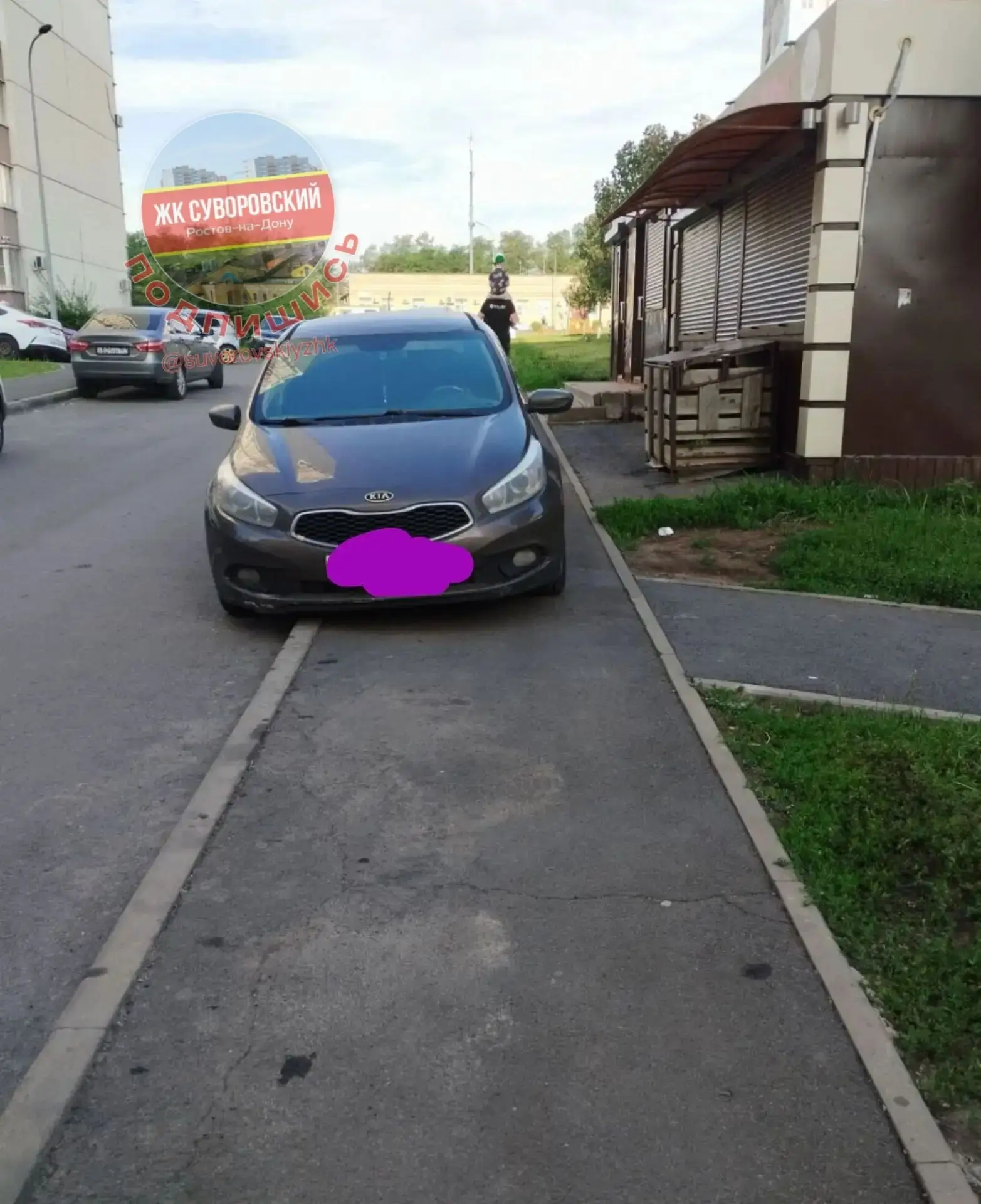 "Вопрос: а почему не на все 4 колеса? Почему сзади стоящие стали на два и не мешают проходу жителей.