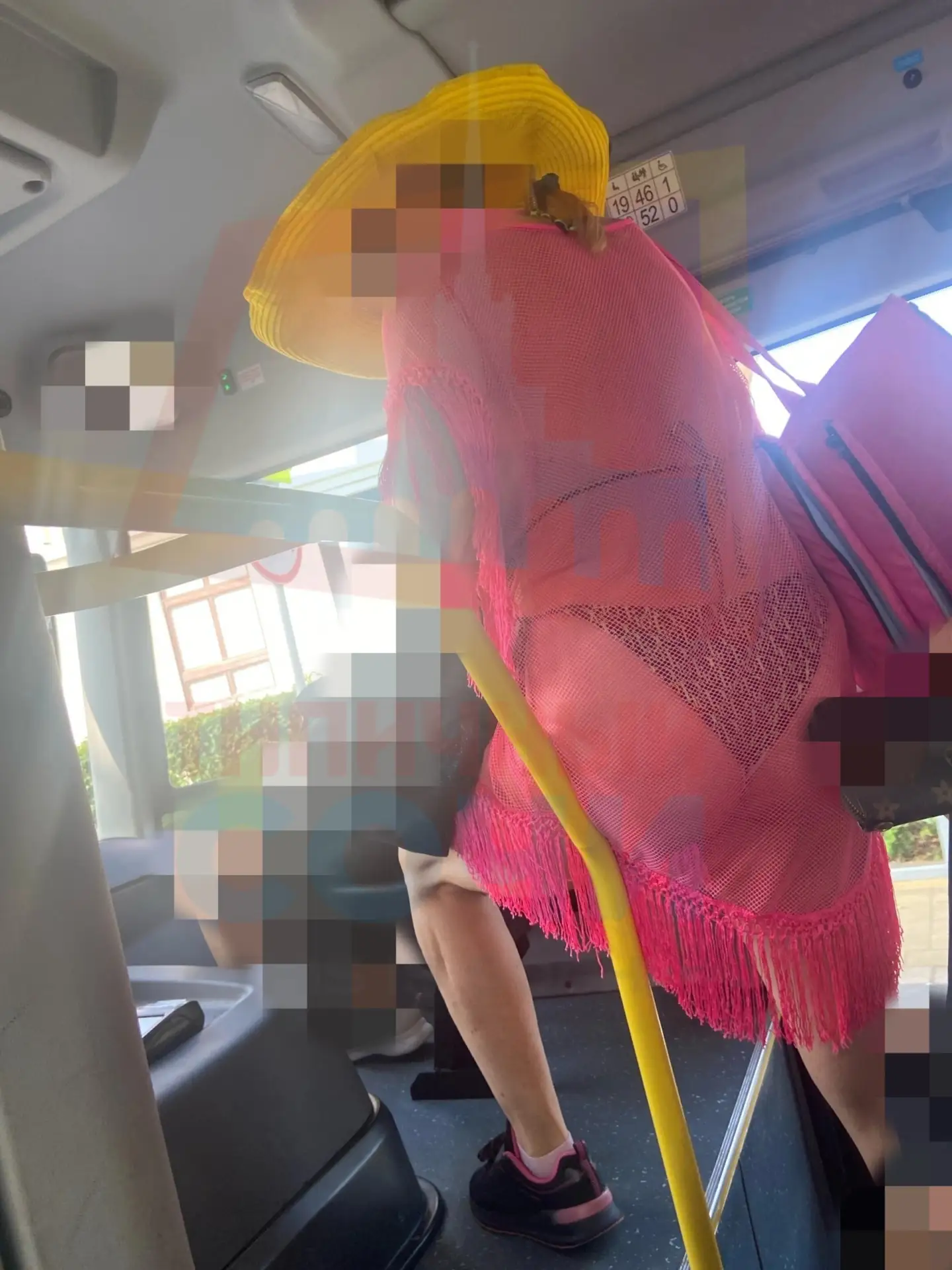 👙 Сочинцев снова возмутил дресс-код в автобусах: по городу ехала женщина в купальнике ...