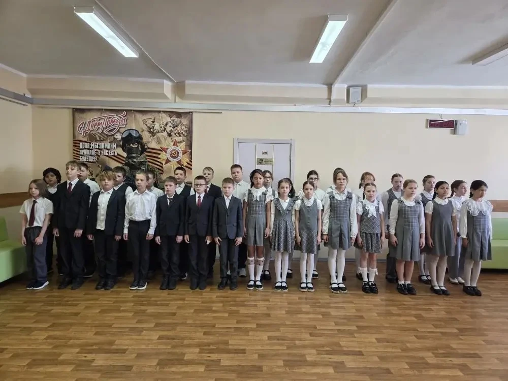 🇷🇺 Равнение на триколор!  Понедельник, 18 мая, в МБОУ СОШ № 9 начался с главного — торжественной лин