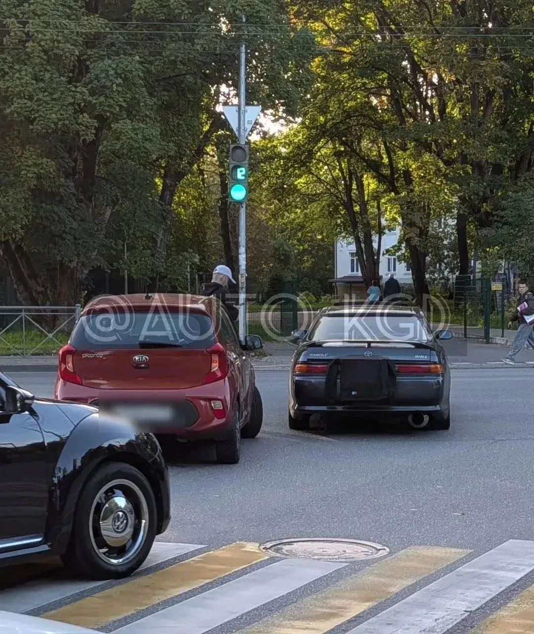 Пересечение Горького с Азовской, притерлись.