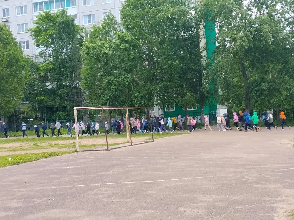На улице пасмурно, но это не повод скучать! Наши ребята начинают утро лагерной смены с ...