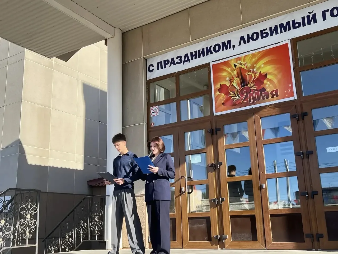 По традиции наша учебная неделя началась с торжественного поднятия флага Российской Федерации и испо