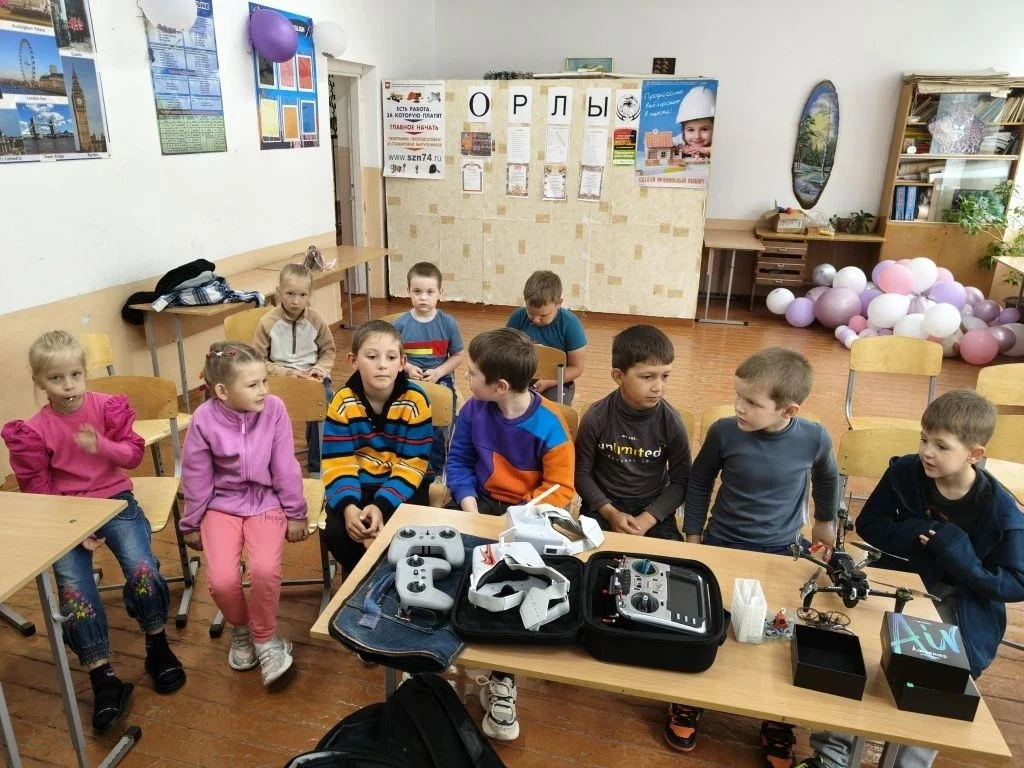 Педагоги Центра внешкольной работы "Ровесник" провели мастер-классы в пришкольном лагере в селе Петр