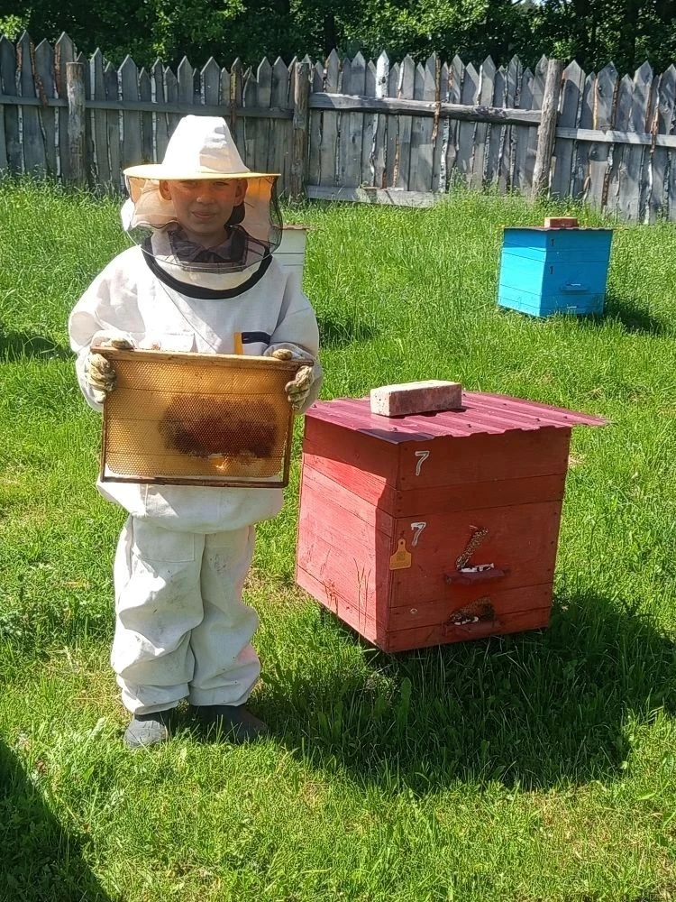 В летние каникулы 🌞 наши восьмиклассники находят время для увлекательных и полезных занятий, которы