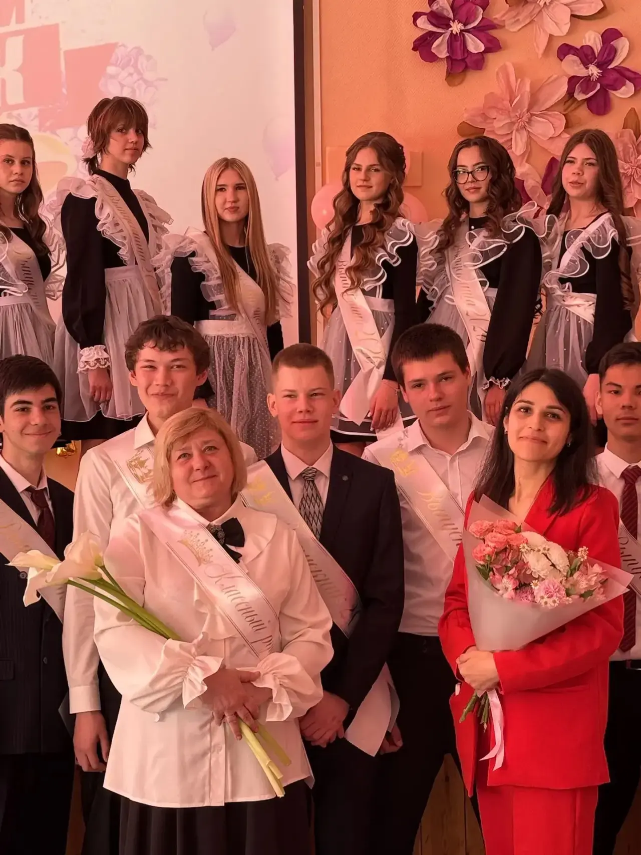 Поздравляем выпускников школы 27 с последним звонком! Желаем новых открытий, радостных побед, покоре