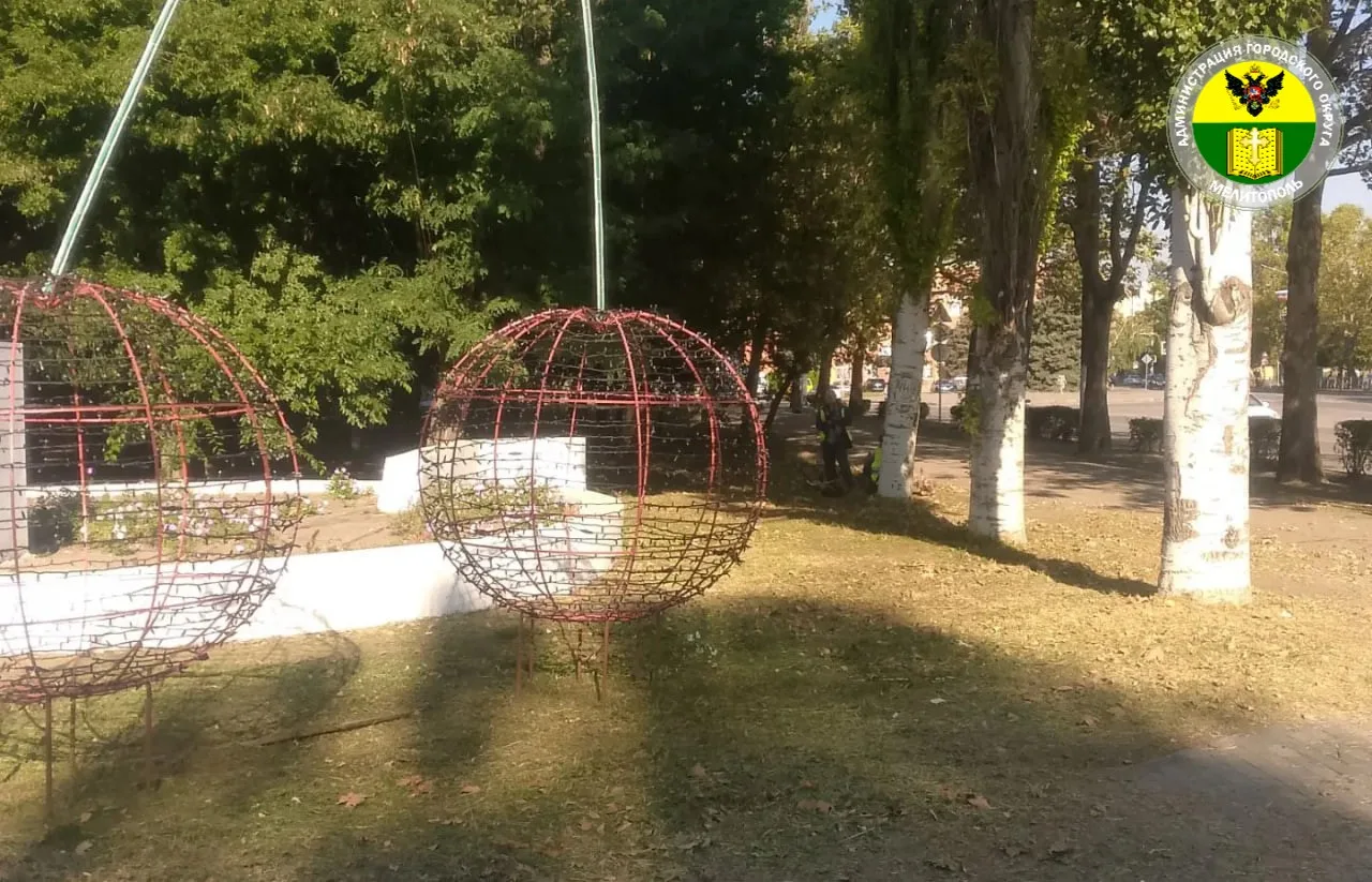В Мелитополе продолжаются работы по покосу травы