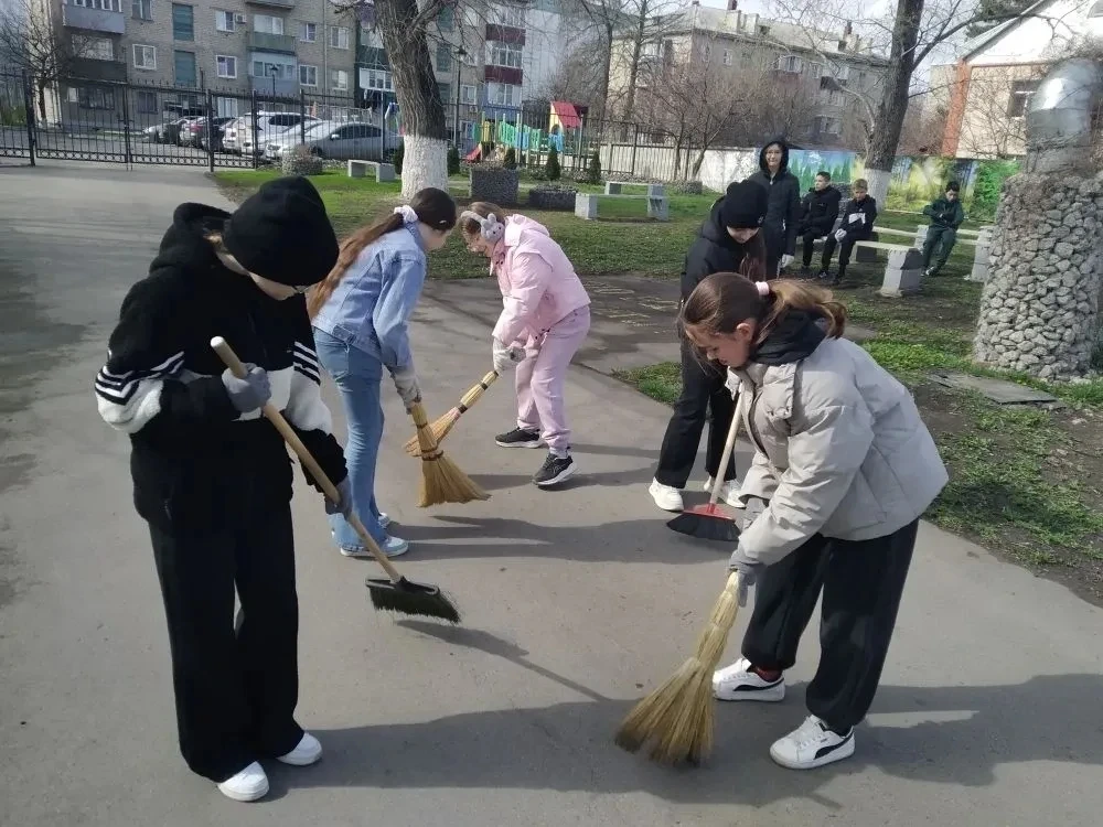 СУББОТНИК В МБОУ "СОШ N3": ВКЛАД В ЧИСТОТУ И УЮТ 🌿🌿🌿🌿🌿🌿🌿🌿🌿🌿  ☘️Чистота начинается с нас: 💪 Коллектив