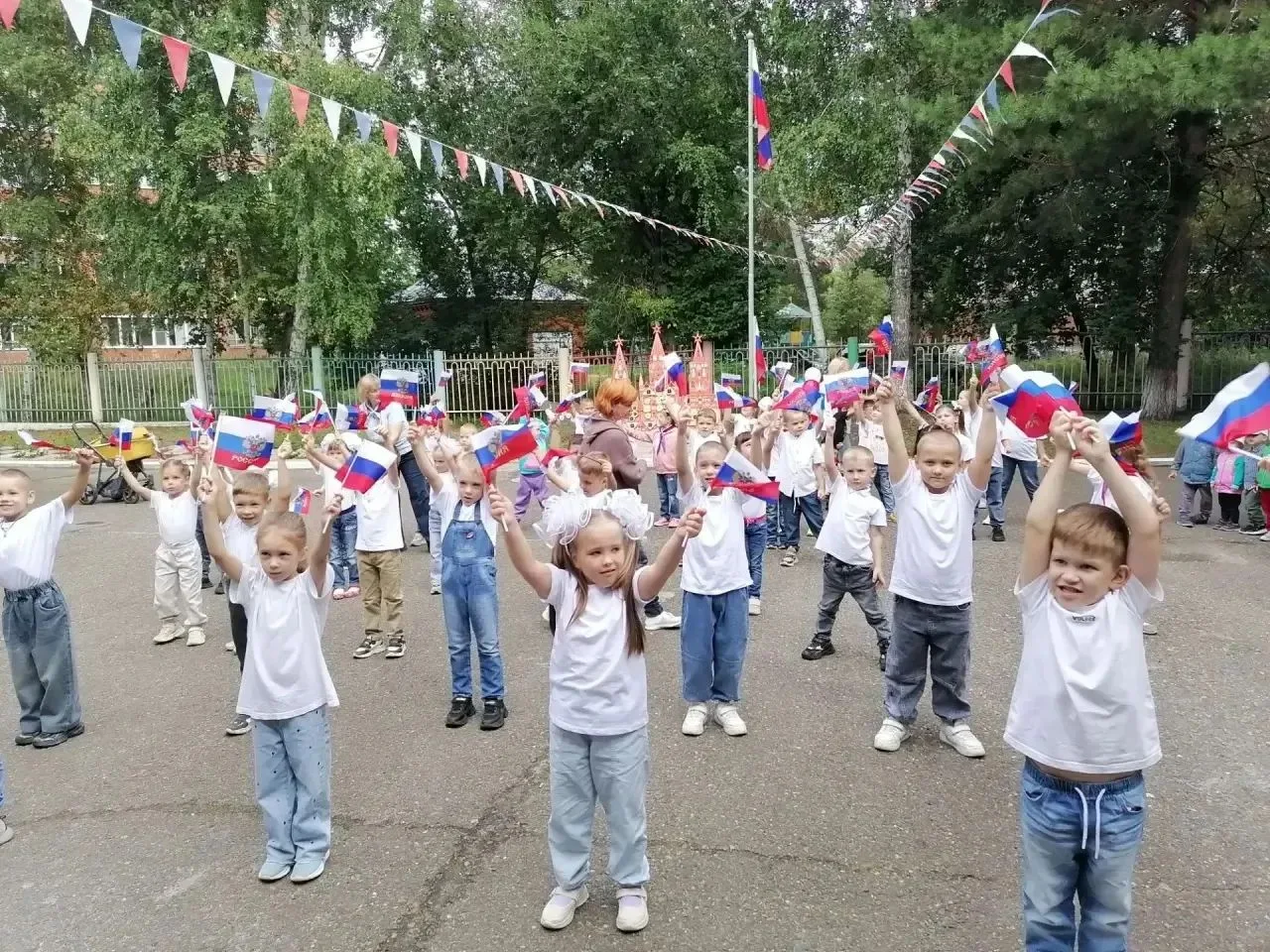 🇷🇺В нашем детском саду прошёл праздник, посвящённый Дню Государственного флага Россий...