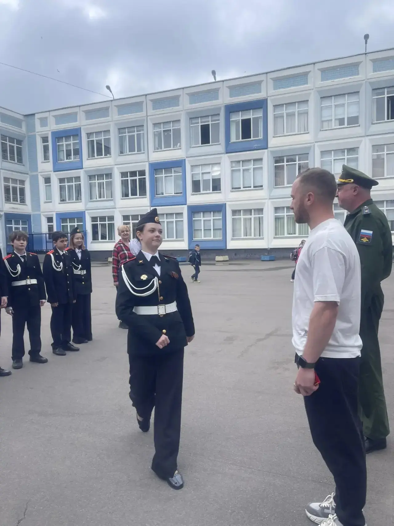 🇷🇺 Понедельник начинается с традиций  В нашей школе новая учебная неделя традиционно началась с торж