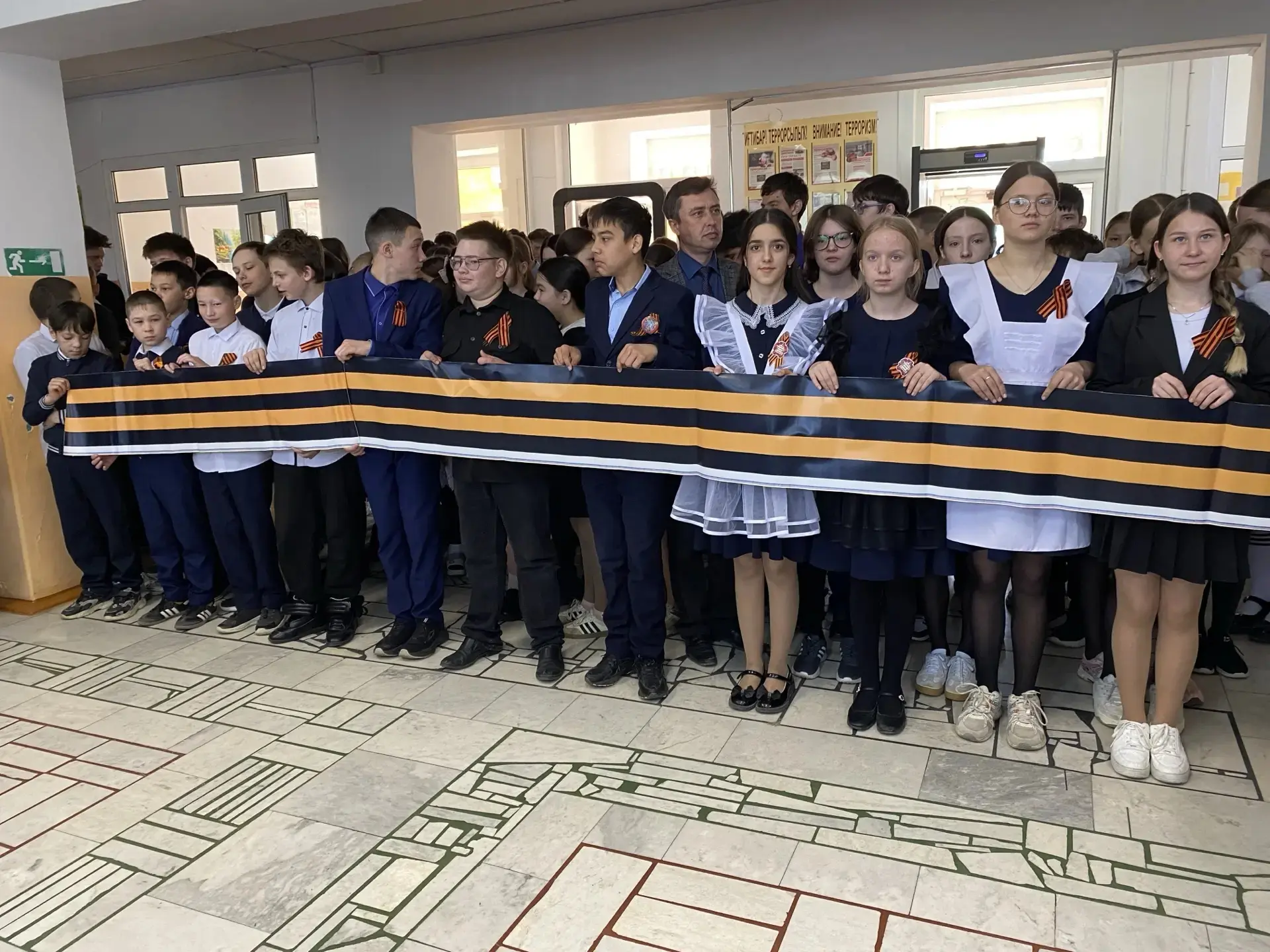 ✨ Сегодня в нашей школе прошла торжественная линейка, посвящённая 9 Мая — Дню Победы. ✨

Ученики с г