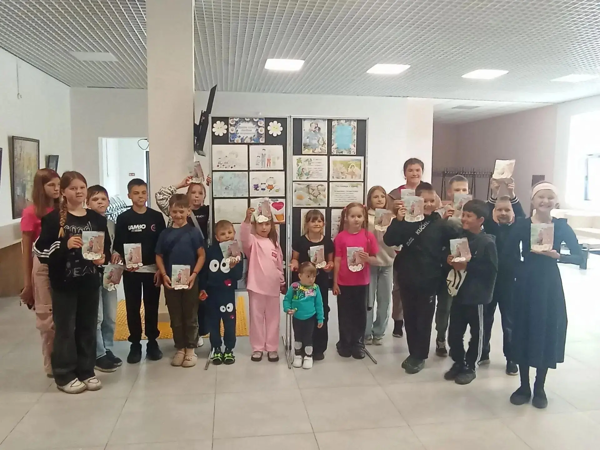 ✏️ Мастер-класс «Ромашка — символ праздника» в библиотеке № 10 села Соловьёвка

Специалисты библиоте
