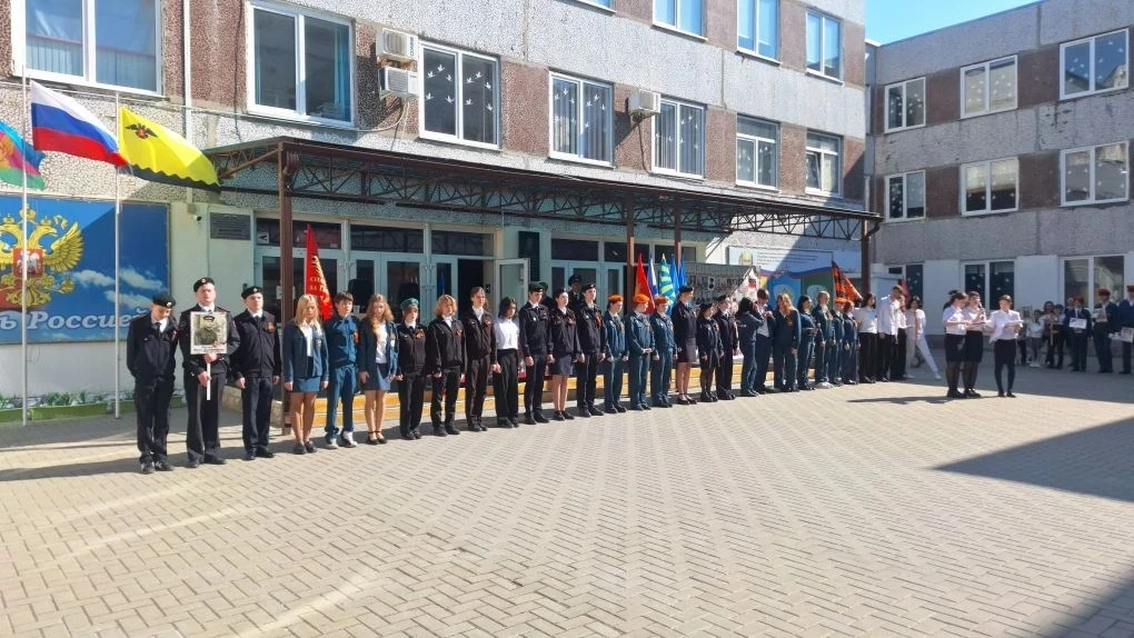 🎗️ День Победы в школе: торжественно, трогательно, памятно!  Торжественно вынесли  копию Знамени Поб