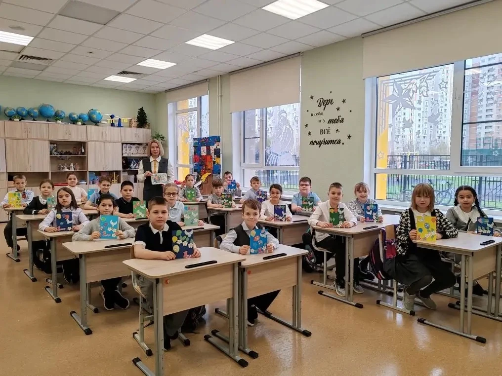 🧡 Весна и Труд — повод для радости!  Приближается 1 Мая, и в нашей школе уже вовсю царит праздничное