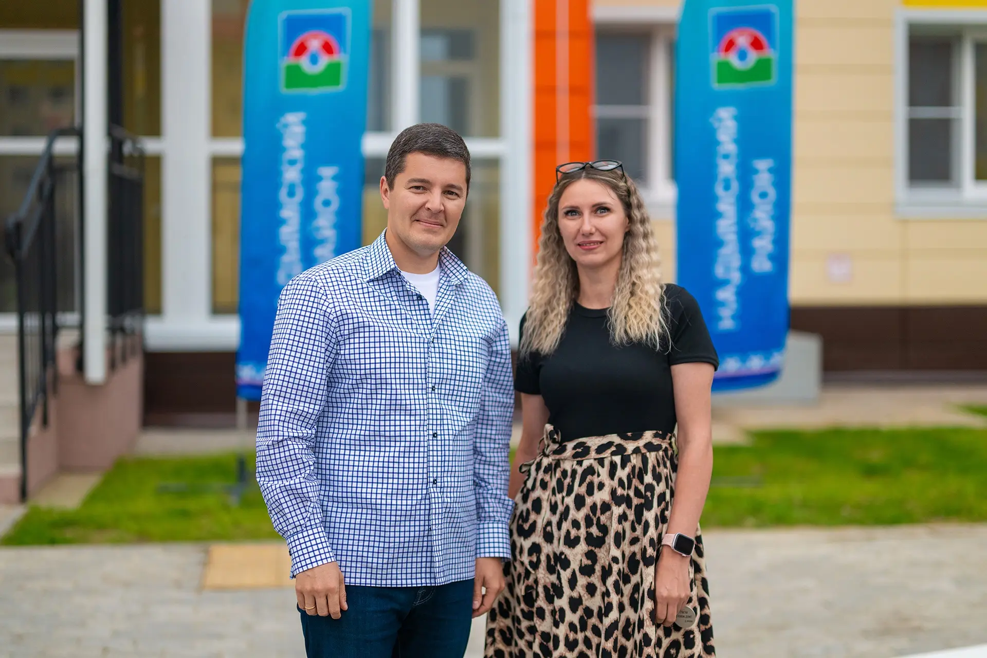 Вручил ключи новосёлам Пангод. Среди них многодетная мама Марина Антропова, которая жив...