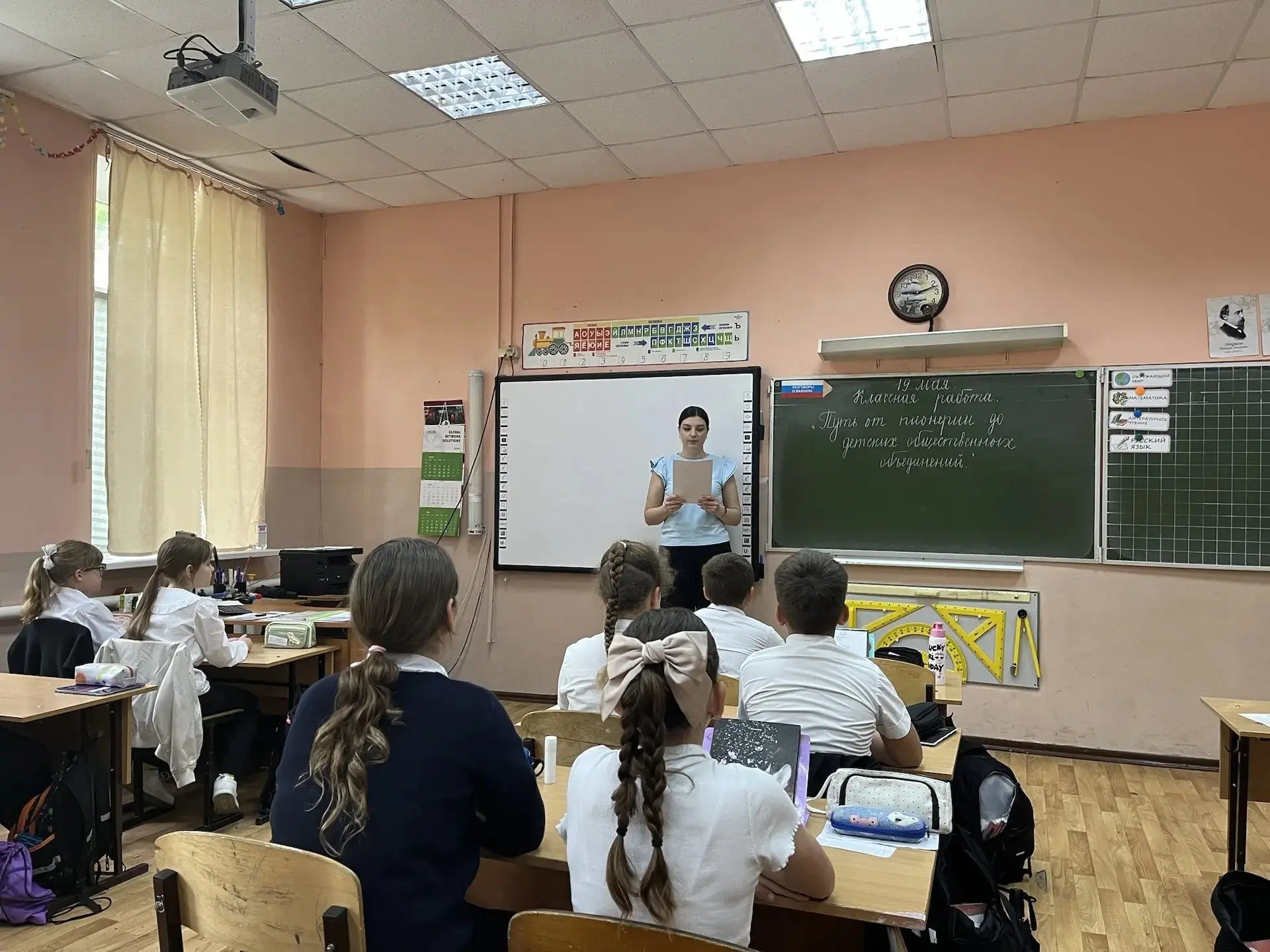 В школе прошла лекция «Путь от пионерии до детских общественных объединений»