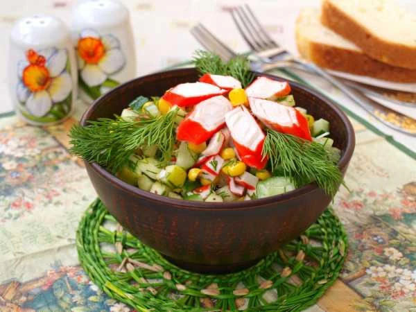 🦀 Крабовый салат с кукурузой.
 
Ингредиенты:

 • Крабовые палочки – 125 г
 • Кукуруза консервирован
