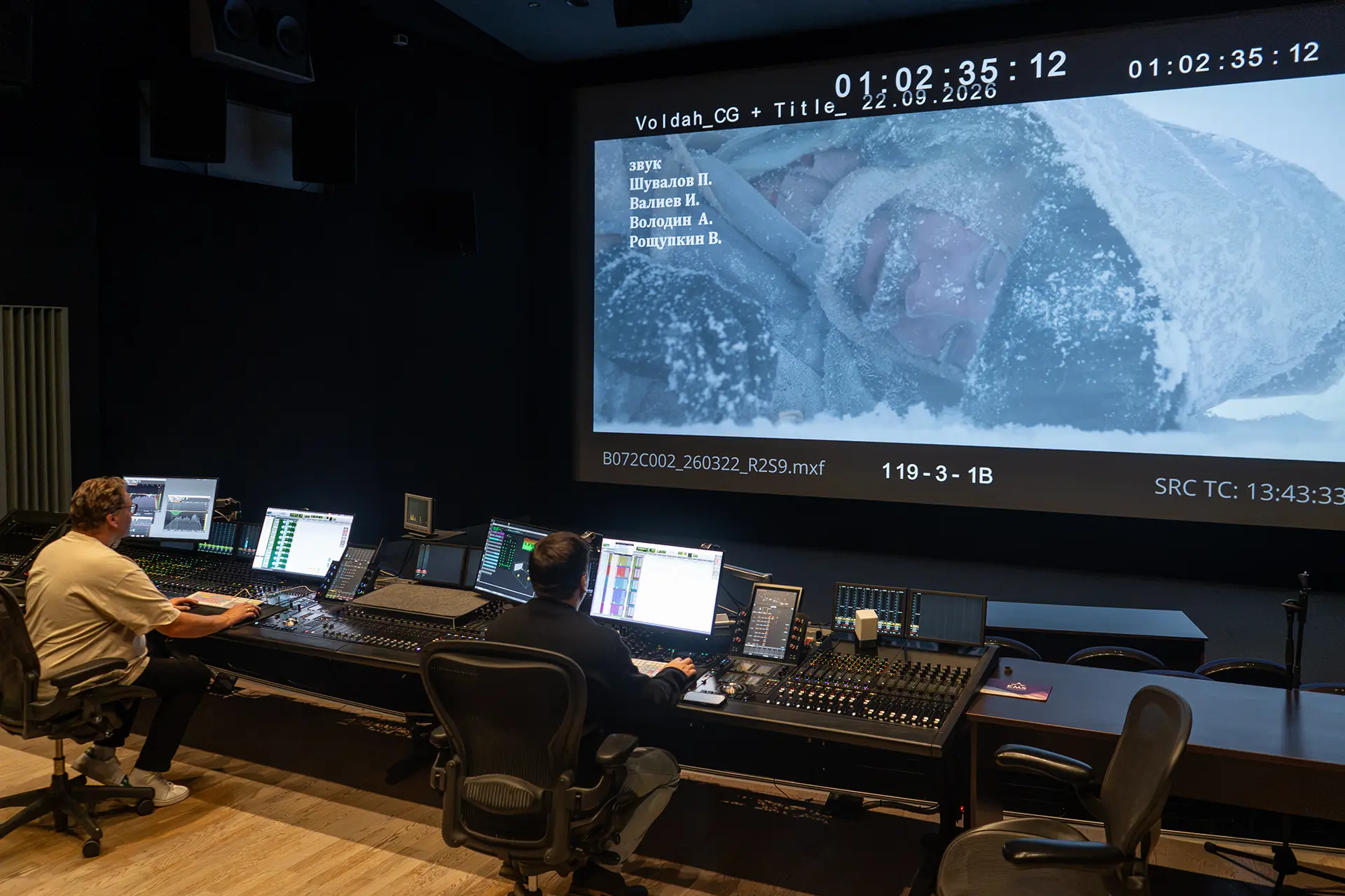 В 7-й студии Dolby на «Мосфильме» идёт перезапись фильма «Выжить во льдах» (финальное с...