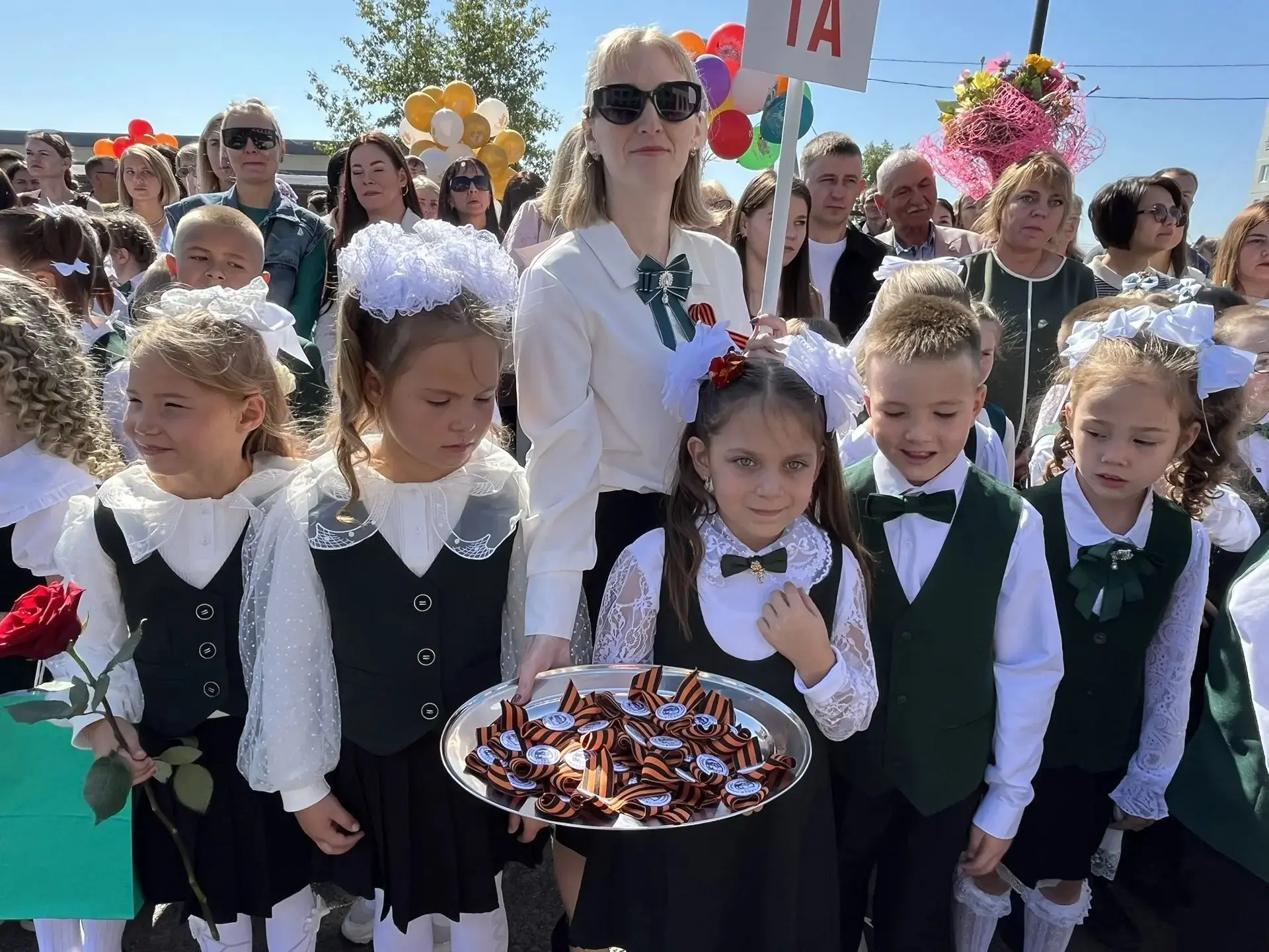 Торжественная линейка в честь Дня знаний, также прошла сегодня в лицее № 54 имени Марша...