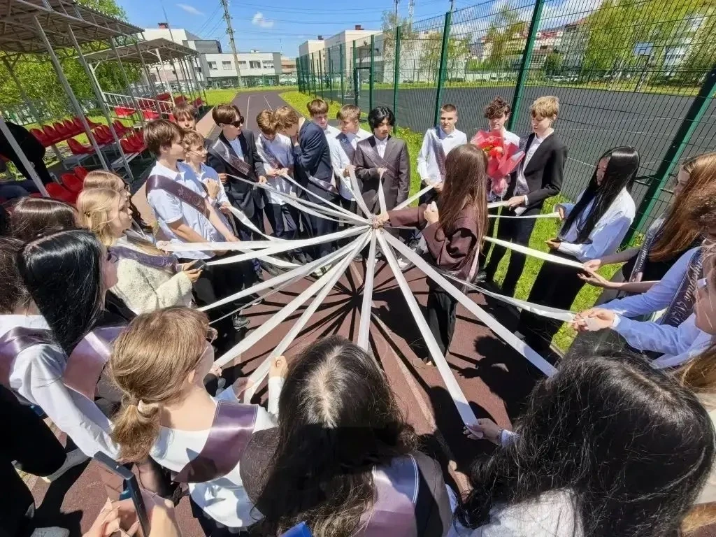 💐Трогательный праздник юности: торжественная линейка прошла для девятиклассников МАОУ СОШ №6 г.   Юж